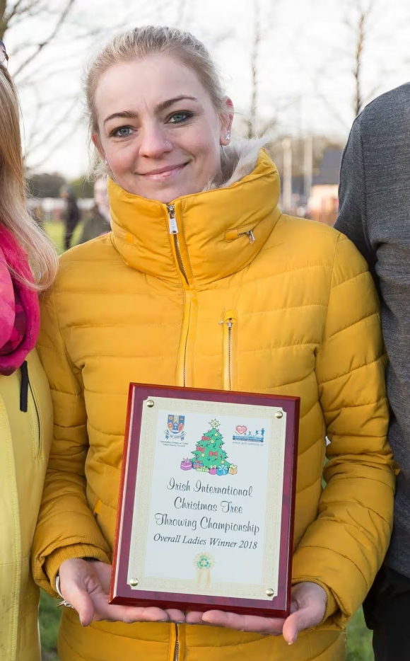 아일랜드 동부 클레어주 에니스에 사는 카밀라 그랩스카(36)는 2018년 1월 지역 행사인 크리스마스트리 던지기 대회에서 1등을 차지했다.