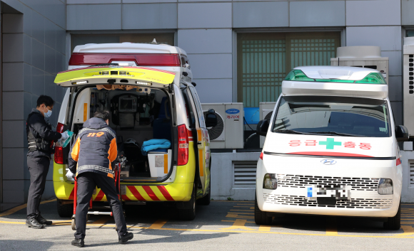 본 기사와 직접적 관련없는 자료사진. 정부의 의대 정원 증원 정책에 반발한 전공의들의 사직 사태가 이어지고 있는 26일 광주 광산구 한 2차 병원 응급실 앞에서 환자를 이송한 119구급대가 분주하게 움직이고 있다. 2024.2.26 연합뉴스