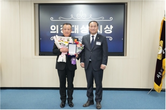중랑구의회 전경구(왼쪽) 의원이 지난 21일 의정대상을 수상하고 기념사진을 찍고 있다.