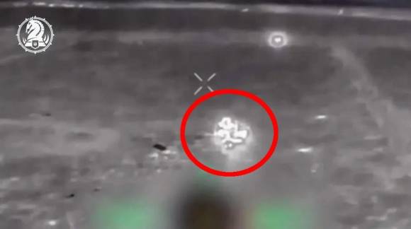 우크라이나전에 투입된 미국제 M1 에이브럼스 탱크의 첫 공격 기록 - 우크라이나 제47기계화여단의 에이브럼스 탱크가 한 러시아군 진지에 포격을 가하고 있다. / 사진=우크라이나 국방부