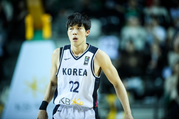 한국 남자농구 국가대표 오재현이 25일 원주체육관에서 2025 국제농구연맹(FIBA) 아시아컵 예선 태국과의 A조 예선 2차전에서 수비하고 있다. 대한농구협회 제공