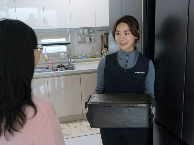 김경은(오른쪽) 삼성전자서비스 프로가 냉장고 점검 후 고객에게 유의 사항을 설명하고 있다. 사진 제공=삼성전자서비스