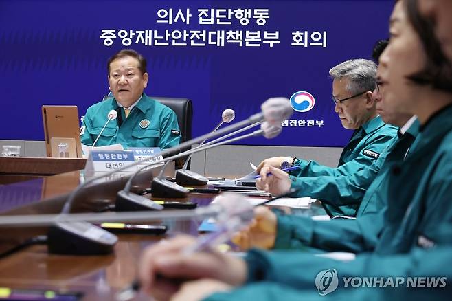 의사 집단행동 관련 중대본 회의에서 발언하는 이상민 행안부 장관 (서울=연합뉴스) 황광모 기자 = 전공의를 중심으로 한 의사들의 집단행동으로 전국적으로 의료 공백으로 인한 불편이 증가하고 있는 26일 오전 이상민 행정안전부 장관이 서울 종로구 정부서울청사에서 열린 중앙재난안전대책본부 회의에 참석해 현황과 정부 대응에 대해 발언하고 있다. 2024.2.26 hkmpooh@yna.co.kr