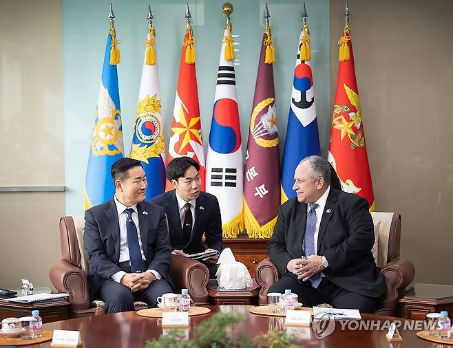 신원식 장관, 미 해군성장관 접견 (서울=연합뉴스) 신원식 국방부 장관이 26일 서울 용산구 국방부에서 카를로스 델 토로 미 해군성장관과 한반도 및 역내 안보정세, 대북 공조방안, 방위산업 협력 방안 등에 대해 의견을 나누고 있다. 2024.2.26 [국방부 제공. 재판매 및 DB 금지] photo@yna.co.kr