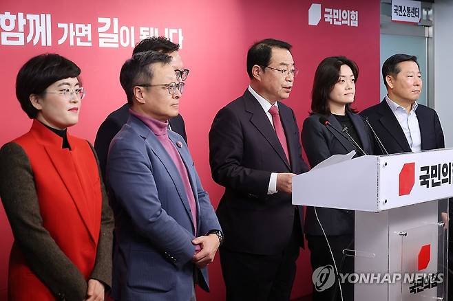 국민의힘, 공천 결과 발표 국민의힘 정영환 공천관리위원장과 위원들이 지난 25일 서울 여의도 당사에서 1차 공천 결과를 발표하고 있다. [연합뉴스 자료사진]