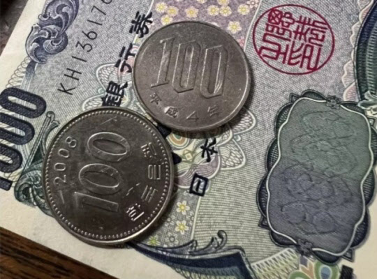 일본에서 거스름돈으로 엔화 100엔 대신 한화 100원짜리 동전을 받았다는 주장이 나왔다. (사진=엑스)