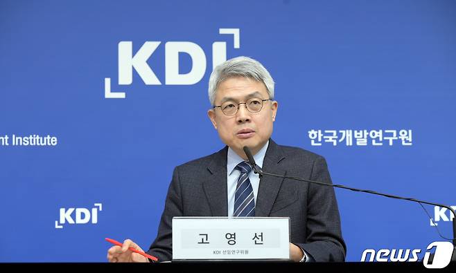 고영선 한국개발연구원(KDI) 선임연구위원이 27일 정부세종청사에서 'KDI FOCUS ‘더 많은 대기업 일자리가 필요하다' 보고서 관련 브리핑을 하고 있다. (KDI 제공)