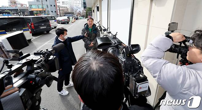 김순환 서민민생대책위원회 사무총장이 27일 오전 서울 종로구 종로경찰서에서 열린 정몽규 대한축구협회장 고발인 조사에 앞서 입장을 밝히고 있다. 서민위는 위르겐 클린스만 전 국가대표팀 감독을 일방적으로 임명해 협회 관계자에게 강요에 의한 업무방해 등을 이유로 정 회장을 서울경찰청에 고발한 바 있다. 2024.2.27/뉴스1 ⓒ News1 장수영 기자