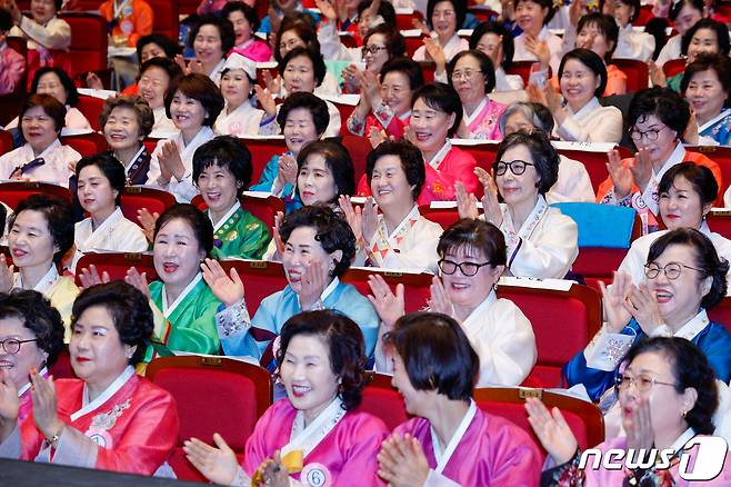 27일 오전 서울 마포아트센터에서 열린 일성여자중고교 졸업식에서 만학도들이 손뼉치고 있다. 일성여자중고교는 제때 학업을 마치지 못한 여성 만학도들이 공부하는 2년제 학력인정 평생학교다. 2024.2.27/뉴스1 ⓒ News1 안은나 기자