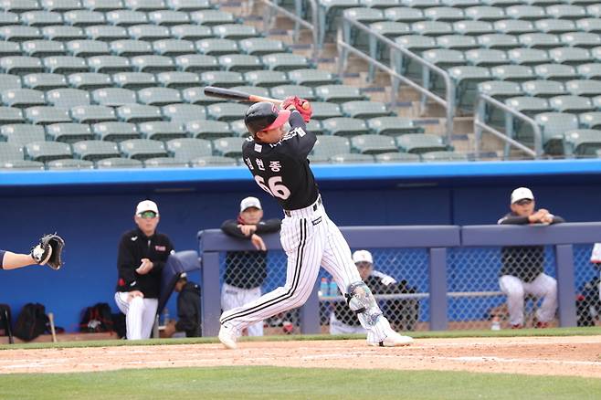 LG 김현종이 27일(한국시간) 미국 애리조나주 투산 키노 컴플렉스에서 열린 NC와 평가전에서 타격하고 있다. 사진 | LG 트윈스