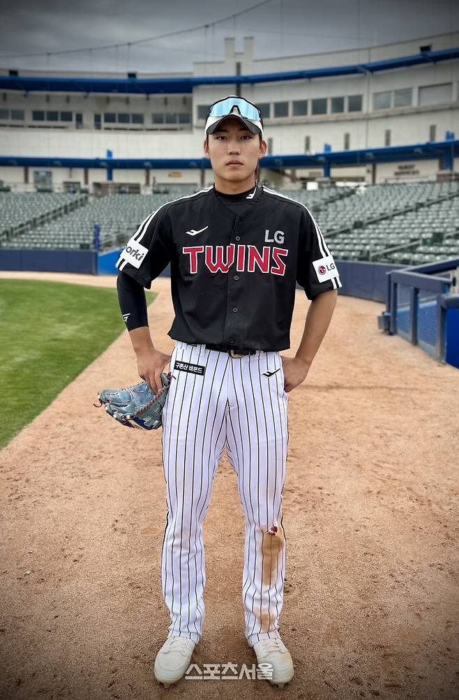 LG 김현종이 27일(한국시간) 미국 애리조나주 투산 키노 컴플렉스에서 열린 NC와 평가전에서 활약한 후 사진을 찍고 있다. 애리조나 | 윤세호기자 bng7@sportsseoul.com