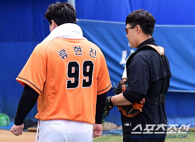 불펜 피칭 도중 이재원 포수와 사인을 교환하고 있는 류현진.