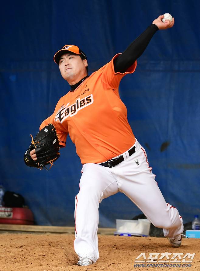 투구에 집중하는 류현진.