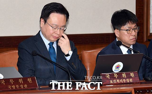 조규홍 보건복지부 장관이 27일 오전 서울 종로구 정부서울청사에서 열린 국무회의에 참석해 생각에 잠겨 있다. /임영무 기자