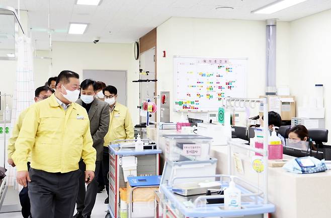 27일 김경일 파주시장 파주병원 비상진료 현장 방문