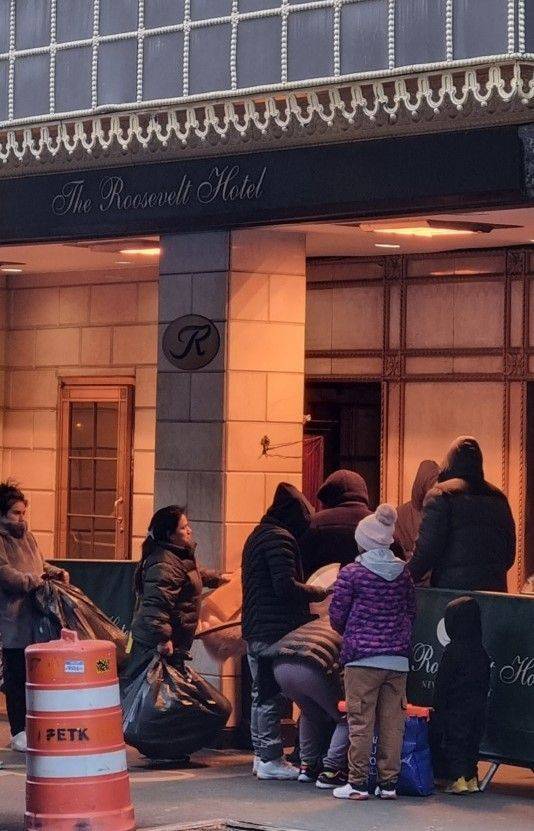 18일(현지시간) 오전 뉴욕 맨해튼 이스트 45번가와 밴더빌트 애비뉴에 위치한 루즈벨트 호텔 난민 보호소로 중남미 출신 이주자들이 들어가고 있다. 뉴욕=권해영 특파원