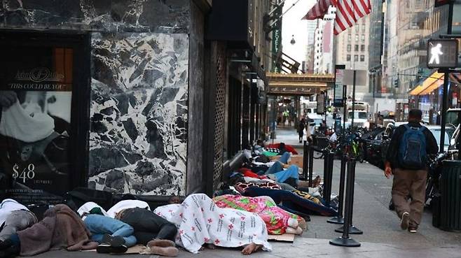 이주자들이 뉴욕 맨해튼 루즈벨트 호텔 외부에서 잠을 청하고 있다. 출처=뉴욕 데일리 뉴스