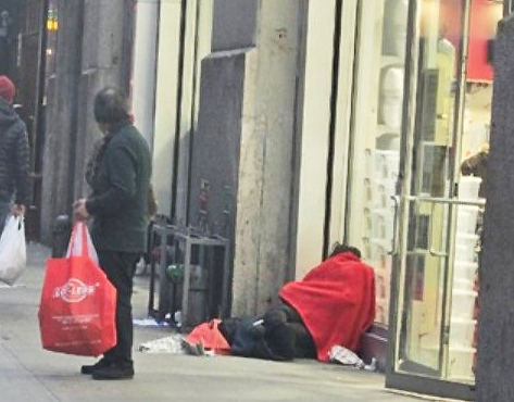 18일(현지시간) 길바닥에서 잠을 청하는 노숙자. 뉴욕=권해영 특파원