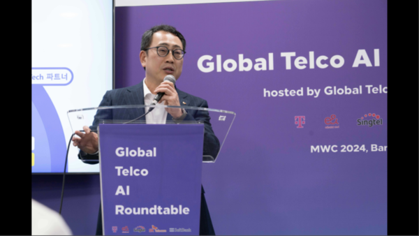 유영상 SKT 대표가 26일(현지시간) 스페인 바르셀로나에서 열린 MWC24에서 AI 텔코 얼라이언스 사업 방향에 대해 설명하고 있다. (사진=SKT)