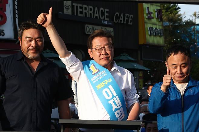 2022년 5월 31일 이재명 더불어민주당 대표와 배우 이원종(왼쪽)씨가 인천 계양구 계산역에서 집중유세를 하며 지지를 호소하고 있다. /뉴시스
