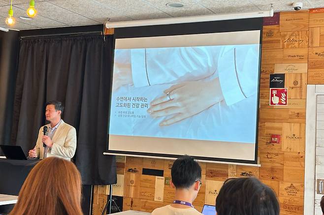 26일(현지 시각) 혼 팍(Hon Pak) 상무 삼성전자 MX(모바일 경험) 사업부 디지털 헬스팀장은 세계 최대 모바일 전시회 '모바일월드콩그레스(MWC) 2024'가 개최되는 스페인 바르셀로나에서 갤럭시 링에 관해 설명하고 있다. /바르셀로나=김민국 기자