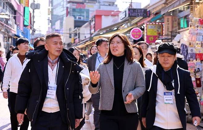 장미란 문화체육관광부 제2차관(가운데)이 27일 '관광서비스 상생 지원단 발대식'을 마친 후 지원단과 함께 홍대 일대 쇼핑 관광서비스를 점검하고 있다.