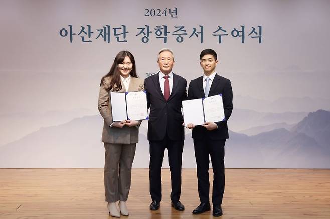 아산사회복지재단 정몽준 이사장(가운데)이 27일 서울 송파구 아산생명과학연구원에서 2024년 장학증서 수여식을 개최하고 장학생들과 기념촬영을 하고 있다. 아산사회복지재단 제공