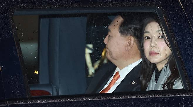 네덜란드를 국빈 방문한 윤석열 대통령과 부인 김건희 여사가 2023년 12월11일(현지시각) 암스테르담 스히폴 공항에 도착해 전용기인 공군 1호기에서 내린 뒤 차량에 탑승해 대기하고 있다. 연합뉴스
