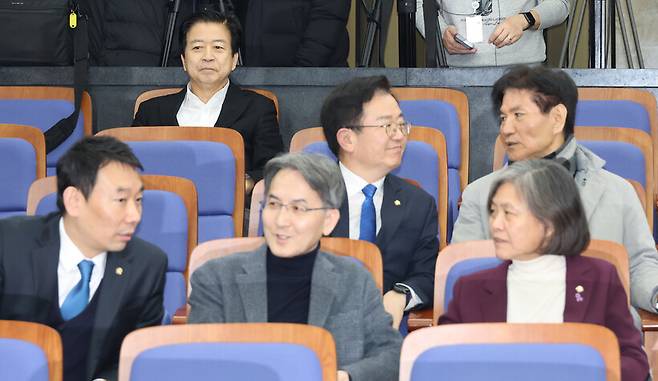 27일 국회에서 열린 더불어민주당 의원총회에 정필모 의원(첫줄 가운데)이 참석했다. 연합뉴스