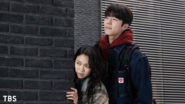 일본 드라마 '아이 러브 유'에서 한국 유학생 태오(채종협·오른쪽)와 그의 회사 상사 모토미야(니카이도 후미)는 사랑을 키운다. TBS 홈페이지 캡처