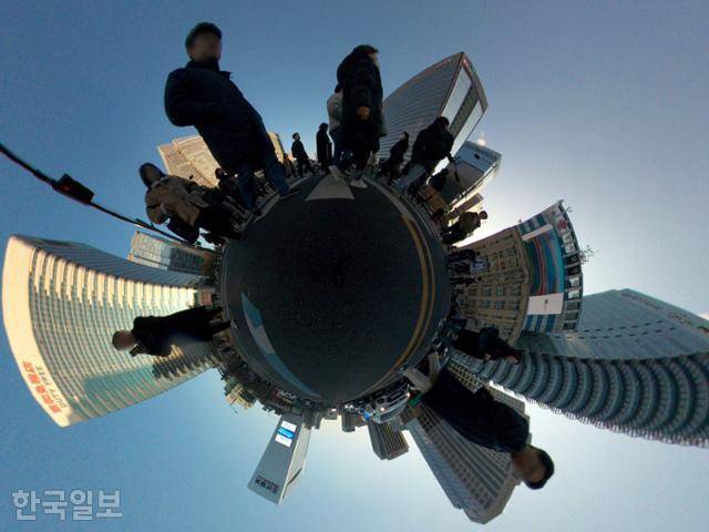 16일 출근하는 직장인들이 서울 종로구 광화문광장 인근 횡단보도를 건너고 있다. 박시몬 기자