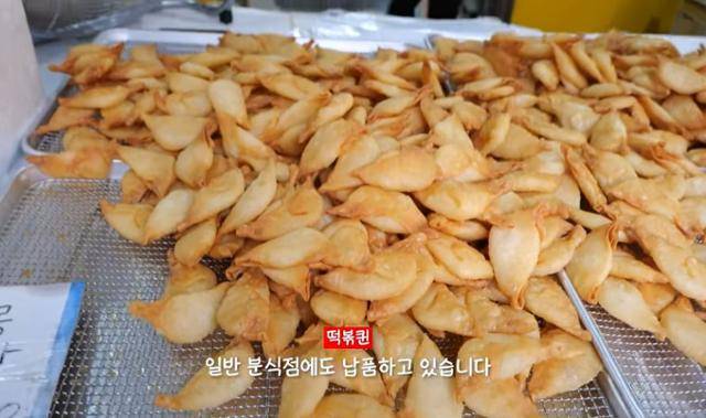 서울 동대문구 경동시장에서 판매하는 야끼만두. 30개에 1만 원이다. 떡볶퀸 캡처