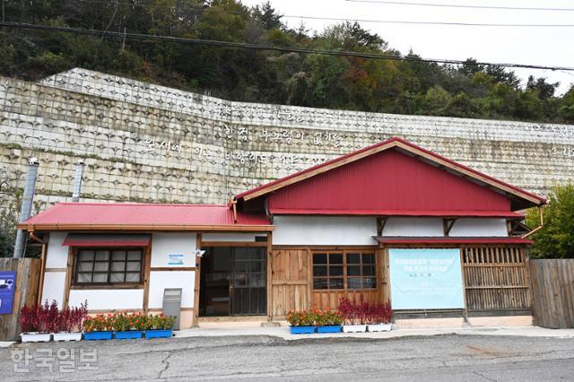 광양 망덕포구 도로변에 위치한 '윤동주 유고보존 정병욱 가옥'. 정병욱 부친이 양조장으로 지은 건물이다. 최흥수 기자