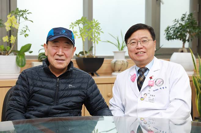 방광암을 극복한 권덕주(왼쪽)씨와 그의 주치의인 한림대강남성심병원 비뇨의학과 이영구 교수./사진=한림대강남성심병원 제공