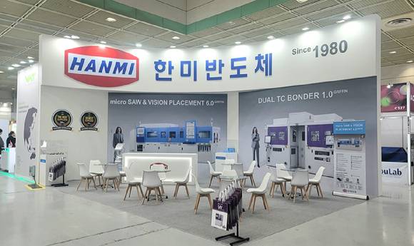 현대차증권은 27일 한미반도체의 ‘Made in USA’ AI 반도체 구현의 일환으로 향후 HBM 관련 패키징·검사 장비의 수주 기회 요인이 매우 크다고 밝혔다. [사진=한미반도체]