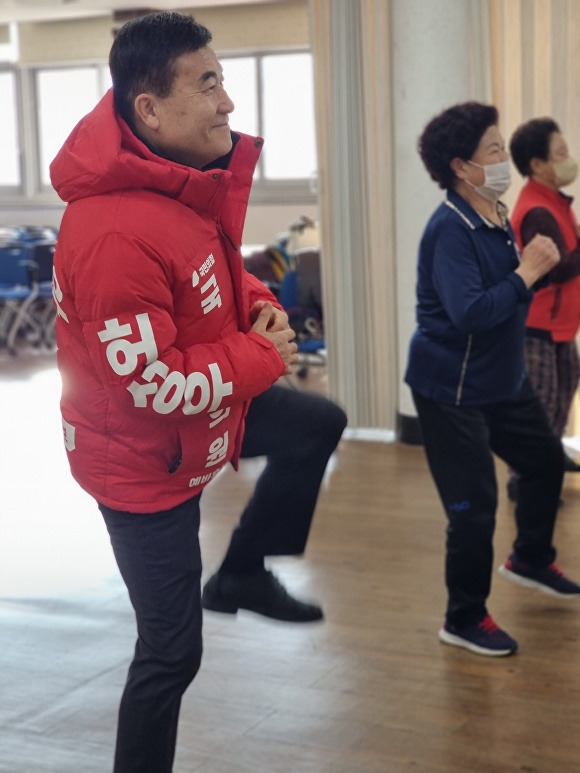 허성우 예비후보가 주민들과 함께 체조를 하고 있다. [사진=허성우 예비후보 사무실]