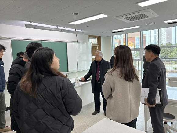오늘 평택중학교를 방문하여 개교업무 추진에 따른 현안사안을 협의하고 교직원들의 노고를 격려하고 있다. [사진=평택교육지원청]