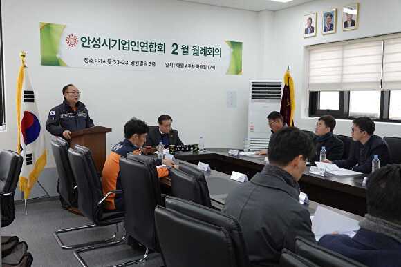 오늘 안성소방서 소방직원이 안성시기업인연합회 2월 월례회의에서 소방안전교육을 하고 있다. [사진=안성소방서]