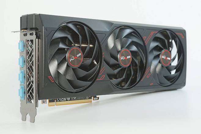 AMD 라데온 RX 7900 GRE는 RX 7900 XT와 RX 7800 XT 사이의 간극을 메우는데 초점이 맞춰져 있다. / 출처=IT동아