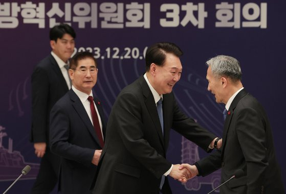 지난해 12월 20일 윤석열 대통령이서울 용산 대통령실 청사에서 열린 국방혁신위원회 3차 회의에 입장하며 김관진 국방혁신위 부위원장과 악수하고 있다.