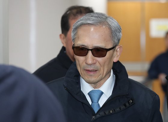 지난 2019년 11월 김관진 전 국방부 장관이 서울고등법원에서 열린 첫 공판에 출석하기 위해 법정으로 향하고 있다. 연합뉴스
