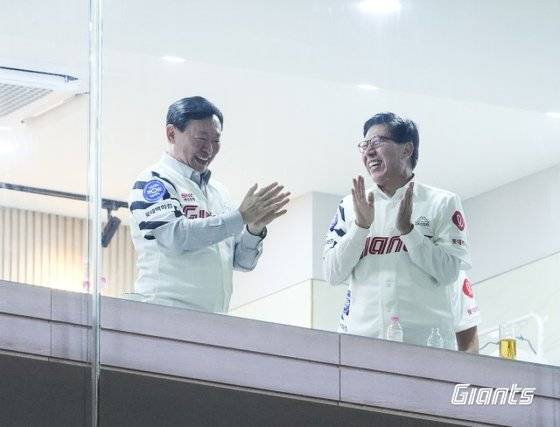 사직구장을 찾아 박형준 부산시장(오른쪽)과 함께 경기를 관전한 신동빈 롯데 구단주. 사진 롯데 자이언츠