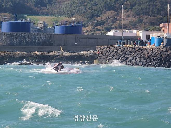 27일 오전 9시5분쯤에는 제주 추자도 신양항 내에서 좌초된  연안통발어선 B호. 제주해경 제공