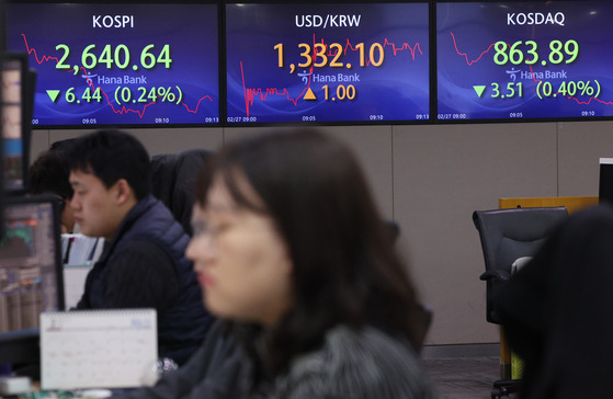 Screens in Hana Bank's trading room in central Seoul shows the stock market price as it opens on Tuesday. [YONHAP]