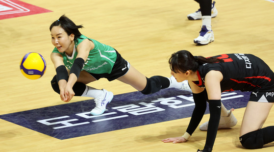 Gwangju AI Pepper Savings Bank AI Peppers’ Oh Ji-young, left, receives the ball during a V League game against GS Caltex Seoul Kixx at Pepper Stadium in Gwangju on Feb. 6. [YONHAP]