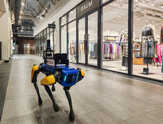 A four-legged walking robot named Spot patrols the mall at Hyundai Premium Outlet in Songdo, Incheon, on Tuesday. It will be at the mall through March 9. [YONHAP]