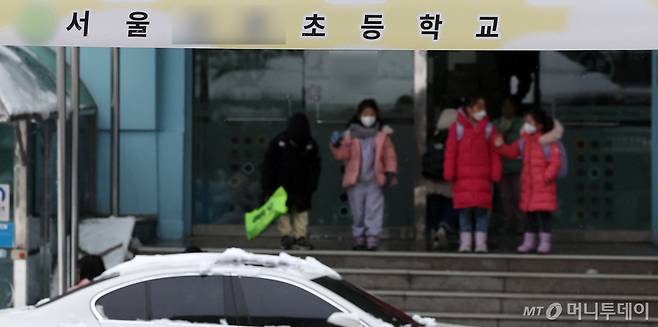 서울의 한 초등학교로 학생들이 등교하는 모습/ 사진=뉴스1