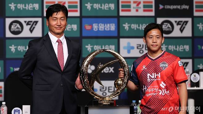 김천상무프로축구단의 정정용 감독(왼쪽)과 선수 김현욱이 26일 서울 중구 더 플라자 호텔에서 열린 '하나은행 K리그1 2024 개막 미디어데이' 행사에서 기념사진을 촬영하고 있다. /2024.02.26. /사진=머니투데이DB