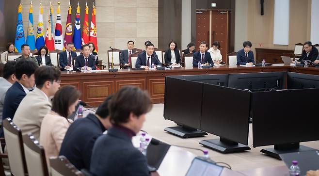 신원식 국방부 장관이 지난 26일 서울 용산구 국방부 청사에서 출입기자단과 간담회를 열고 북한 관련 현안을 설명하고 있다. / 사진=국방부