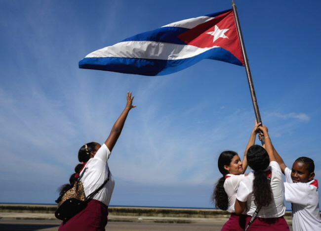 쿠바 아바나에서 학생들이 국기를 흔드는 모습. AP뉴시스